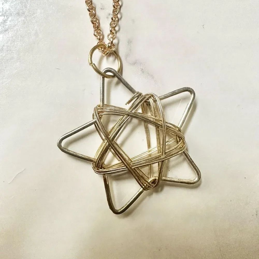 Gold tone wire star pendant necklace